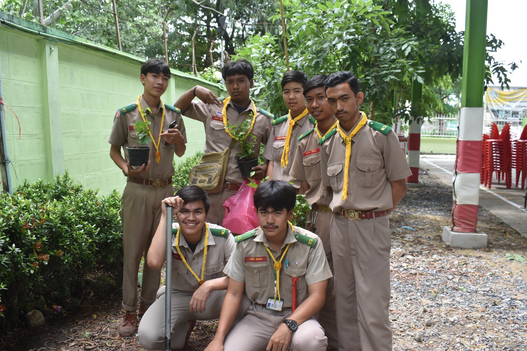 นักเรียนนักศึกษาลูกเสือวิสามัญ ร่วมกันปลูกดอกมะลิในบริเวณวิทยาลัย